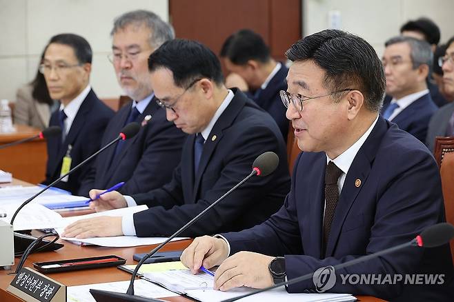 윤호중 행정안전부 장관 답변 (서울=연합뉴스) 박동주 기자 = 윤호중 행정안전부 장관이 30일 서울 여의도 국회 행정안전위원회에서 열린 종합감사에서 답변하고 있다. 2025.10.30 pdj6635@yna.co.kr