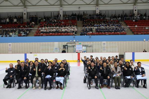 20년 만에 부활한 ‘2025 경기도동계체육대회’가 의정부에서 화려한 막을 올렸다. 이날 열린 대회 개막식에 참석한 내외빈이 기념촬영을 하고 있다. 2025.10.31 /경기도체육회 제공