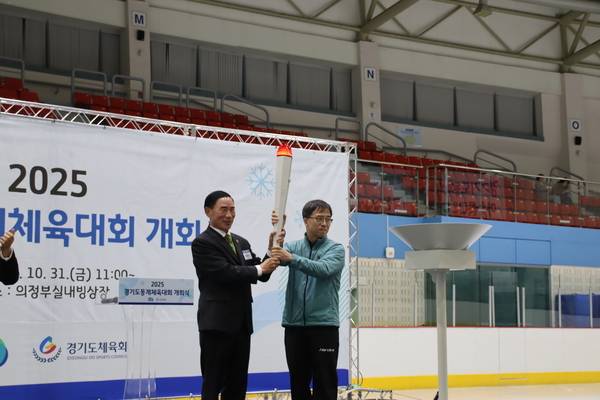 이원성 경기도체육회장이 2025 경기도동계체육대회 개막식에서 성화점화를 하고 있다. 2025.10.31 /경기도체육회 제공