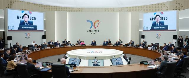 31일 APEC(아시아태평양경제협력체) 정상회의에 참석한 각국 정상들이 제1세션에서 '무역과 투자 증진'을 주제로 본격적인 논의를 벌이고 있다. APEC 20205 KOREA 준비기획단/연합뉴스