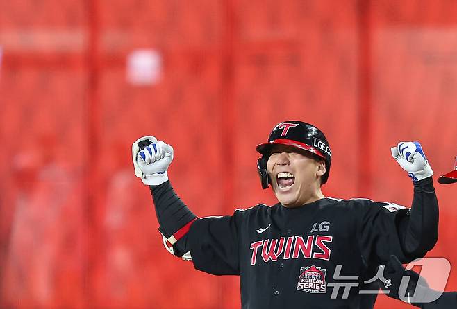 30일 대전 한화생명볼파크에서 열린 프로야구 2025 신한 SOL뱅크 KBO 포스트시즌 한국시리즈 4차전 LG 트윈스와 한화 이글스의 경기, 9회초 2사 2,3루 상황에서 LG 김현수가 역전 적시타를 치고 기뻐하고 있다. 2025.10.30/뉴스1 ⓒ News1 김도우 기자