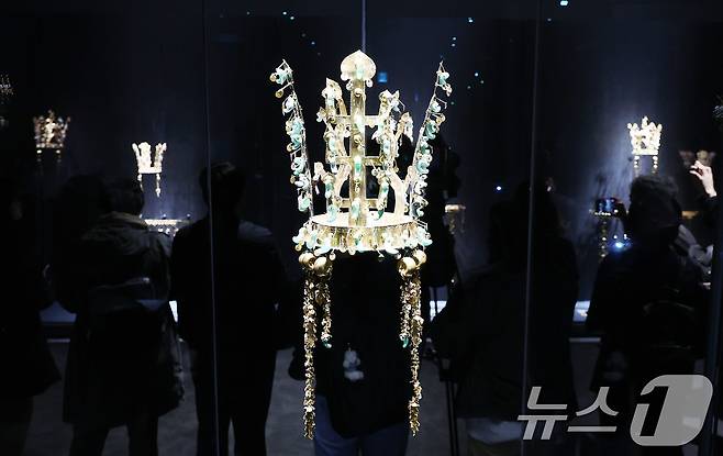 27일 경주 국립경주박물관 신라역사관에서 열린 ‘신라 금관, 권력과 위신’ 특별전 미디어데이에서 참석자들이 전시된 신라시대 황남대총 금관을 둘러보고 있다. 이번 특별전은 신라 금관이 세상에 처음 알려진 지 104년 만에 6점의 금관이 한자리에 모여 전시되는 사상 최초의 자리다. 2025.10.27/뉴스1 ⓒ News1 박지혜 기자