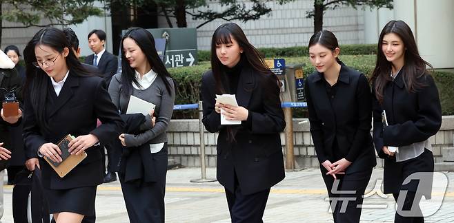 그룹 뉴진스(왼쪽부터 민지, 하니, 혜인, 해린, 다니엘)가 7일 서울 서초구 서울중앙지방법원에서 어도어 측이 멤버들을 상대로 제기한 ‘기획사 지위보전 및 광고계약 체결 등 금지’ 가처분 첫 심문기일을 마친 후 법원을 나서고 있다. 2025.3.7/뉴스1 ⓒ News1 황기선 기자