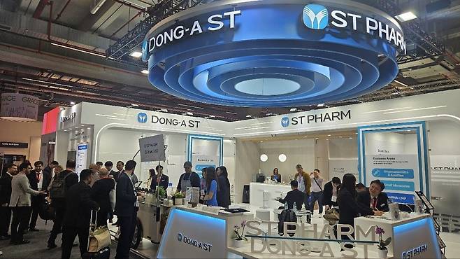CPHI Worldwide 2025에 참가한 동아ST-에스티팜 공동부스 전경 모습. (동아ST 제공)