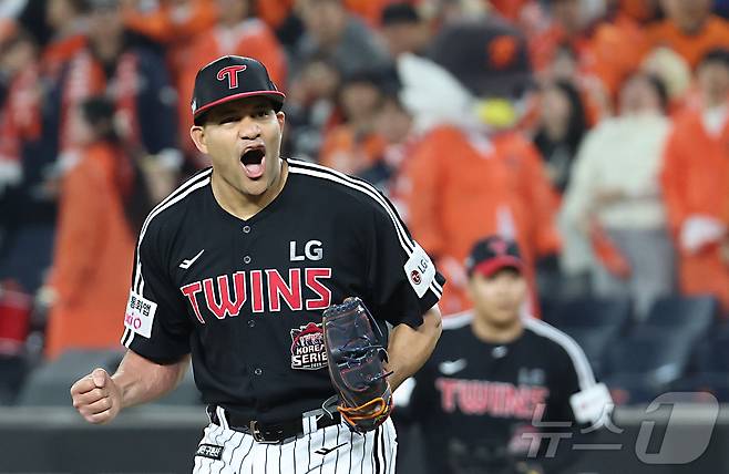 30일 대전 한화생명볼파크 열린 프로야구 2025 신한 SOL뱅크 KBO 한국시리즈 4차전 LG 트윈스와 한화 이글스의 경기에서 5회말 2사 2루에서 LG 치리노스가 신민재의 호수비로 위기를 넘기며 환호하고 있다. 2025.10.30/뉴스1 ⓒ News1 김기남 기자