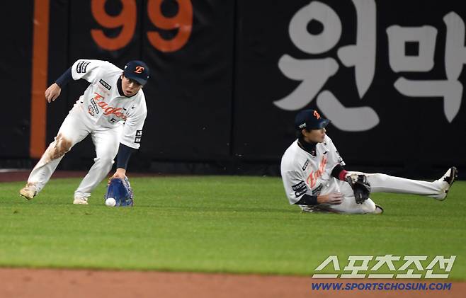 30일 대전 한화생명볼파크에서 열린 한국시리즈 4차전 한화 이글스와 LG 트윈스의 경기. 9회초 2사 LG 오스틴 타구가 한화 유격수 심우준, 좌익수 문현빈 사이 떨어지고 있다. 대전=박재만 기자 pjm@sportschosun.com/2025.10.30/