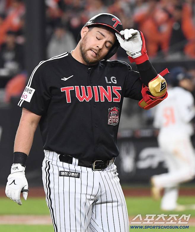 30일 대전 한화생명볼파크에서 열린 LG와 한화의 한국시리즈 4차전. 8회초 2사 1, 2루 오스틴이 내야 뜬공으로 아웃되고 있다. 대전=정재근 기자 cjg@sportschosun.com/2025.10.30/