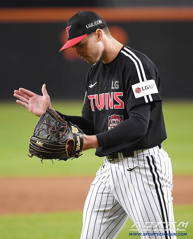 31일 대전 한화생명볼파크에서 열린 LG와 한화의 한국시리즈 5차전. 톨허스트가 6회말을 삼자 범퇴로 막은 후 기뻐하고 있다. 대전=정재근 기자 cjg@sportschosun.com/2025.10.31/