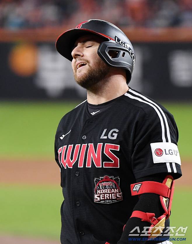 31일 대전 한화생명볼파크에서 열린 LG와 한화의 한국시리즈 5차전. 3회초 무사 만루 오스틴이 삼진을 당한 후 아쉬워하고 있다. 대전=정재근 기자 cjg@sportschosun.com/2025.10.31/