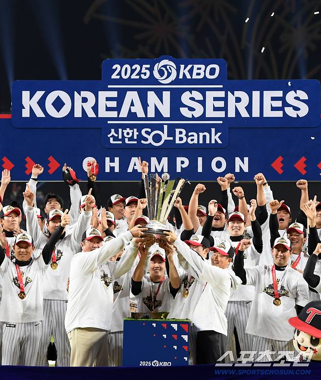 31일 대전 한화생명볼파크에서 열린 한국시리즈 5차전 한화 이글스와 LG 트윈스의 경기. 우승을 차지한 LG 선수들이 환호하고 있다. 대전=박재만 기자 pjm@sportschosun.com/2025.10.31/