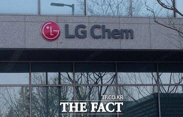 LG화학이 올해 3분기 실적 개선에 성공했지만 본업 부진에 대한 우려를 씻어내지는 못했다. /더팩트 DB