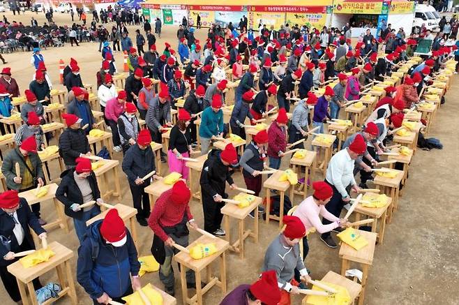 청송사과축제 '꿀잼 사과난타' 현장.