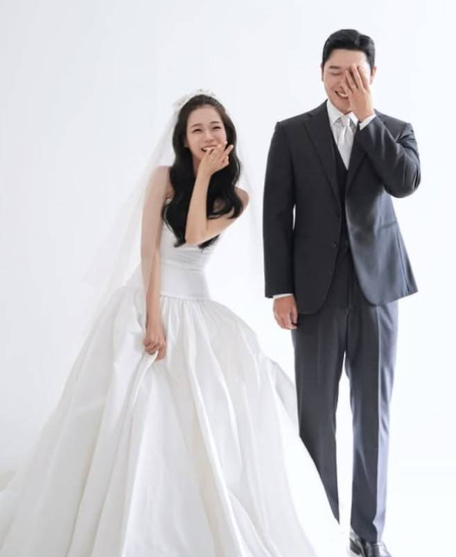 '나는 솔로' 22기 옥순♥경수 웨딩화보 공개 ©22기 옥순 sns