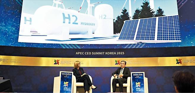 30일 경북 경주 예술의전당에서 열린 APEC CEO 서밋의 ‘수소, 모빌리티를 넘어 모두를 위한 차세대 에너지로’ 세션에서 수소위원회의 이바나 제멜코바(왼쪽) CEO와 장재훈 현대차그룹 부회장이 대담하고 있다. /사진공동취재단