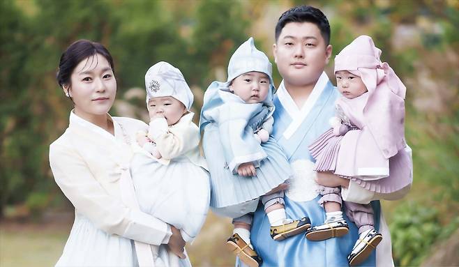 심상분 씨 제공세쌍둥이를 키우고 있는 심상분·정윤식씨 부부가 작년 말 아이들의 돌을 맞아 가족 기념사진을 찍고 있는 모습. 왼쪽부터 엄마 심씨, 은솔, 형준, 아빠 정씨, 형우.