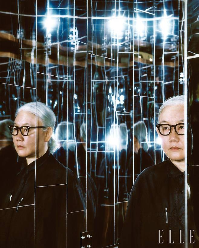 ‘비아 네가티바’(2022, 2012년 작 재제작) 내부에 선 작가 이불.