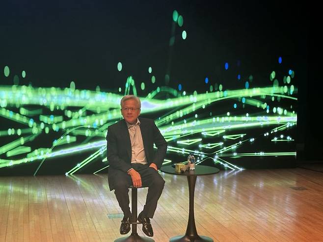 젠슨 황 엔비디아 최고경영자(CEO)는 31일 아시아태평양경제협력체(APEC) 최고경영자(CEO) 서밋이 열린 경주 예술의전당에서 기자들의 질문에 답하고 있다. 사진=임수빈 기자