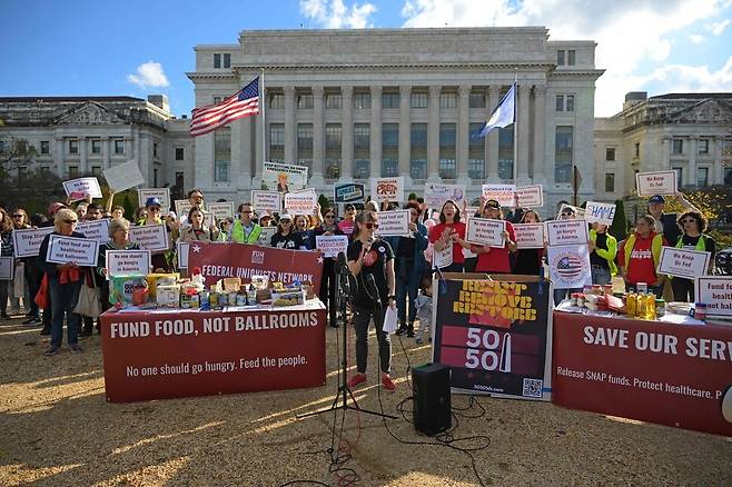 미 워싱턴 농무부 앞에서 30일 식료품 비용을 지불할 수 있도록 돕는 SNAP 자금 지원을 요구하는 집회가 열리고 있다. 워싱턴/AFP 연합뉴스
