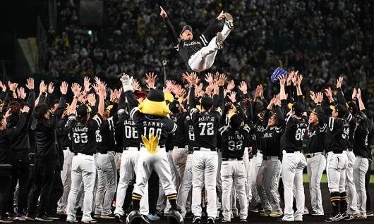 소프트뱅크 호크스가 30일 일본 고시엔구장에서 열린 2025 일본시리즈에서 한신 타이거즈를 꺾고 5년 만에 우승했다. 소프트뱅크 공식 SNS 갈무리