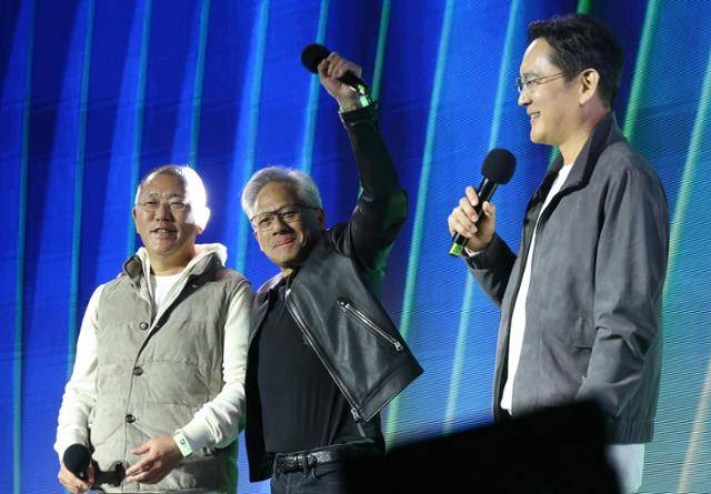 정의선(왼쪽부터) 현대차그룹 회장, 젠슨 황 엔비디아 최고경영자(CEO), 이재용 삼성전자 회장이 30일 서울 강남구 코엑스에서 열린 엔비디아 지포스 게이머 페스티벌에 참석했다. 뉴스1
