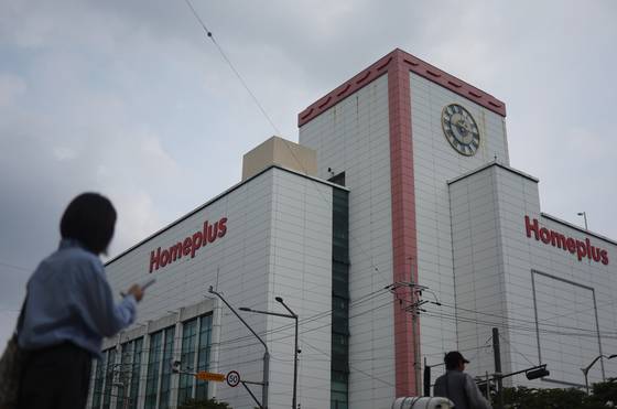 서울시내 한 홈플러스 매장 앞. 연합뉴스