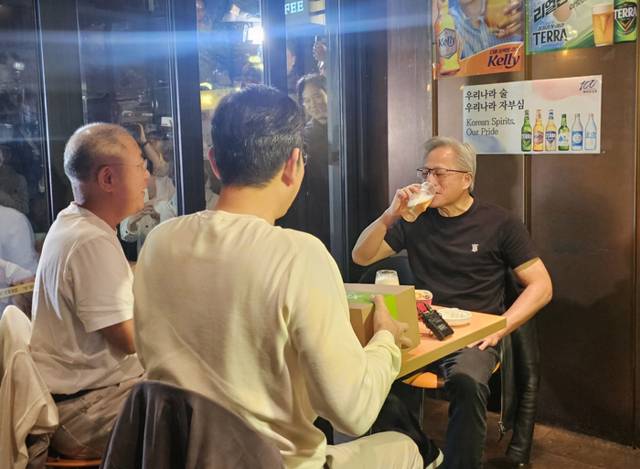 ▲ 젠슨 황 엔비디아 최고경영자가 30일 서울 삼성동 한 치킨집에서 진행된 이재용 삼성전자 회장, 정의선 현대차그룹 회장과 치맥 회동을 하고 있다. 연합뉴스