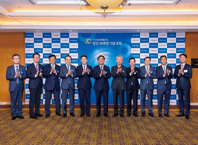 한경BUSINESS는 창간 30주년을 맞아 28일 서울 중구 롯데호텔에서 ‘코스피 5000으로 가는 길’ 포럼을 열었다. (왼쪽부터) 정우용 한국상장회사협의회 부회장, 송상엽 한국투자증권 부사장, 최영권 한국애널리스트회 회장, 조용병은 행연합회 회장, 권대영 금융위원회 부위원장, 하영춘 한경매거진&북 대표, 홍성국 더불어민주당 전 최고위원, 서유석 금융투자협회 회장, 허선호 미래에셋증권 부회장, 이병철 다올금융그룹 회장, 엄주성 키움증권 대표가 기념 촬영 하고 있다. 사진=이승재 한경매거진 기자