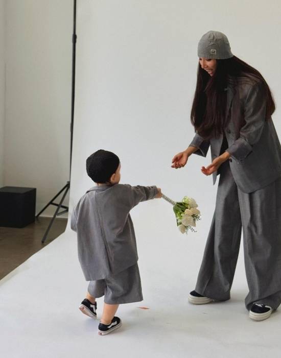 배우 겸 모델 문가비가 6년 만에 아들과 함께한 일상을 공개하며 공식 복귀 신호를 보냈다. 사진=SNS