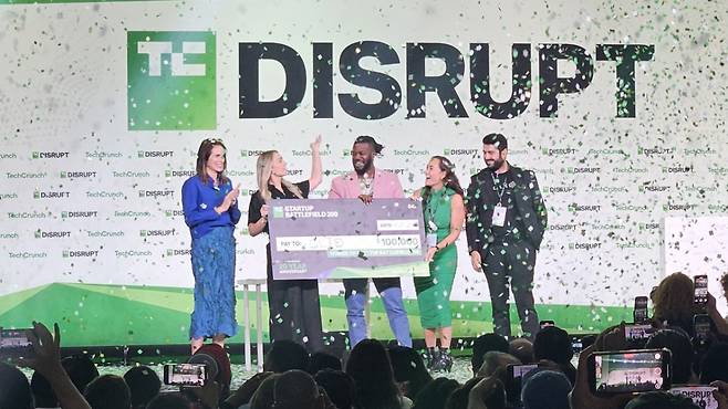 케빈 다모아 글라이드 테크놀로지스 대표(가운데)가 29일(현지시간) 미국 샌프란시스코 모스콘웨스트에서 열린 '테크크런치 디스럽트 2025'의 부대행사 '스타트업 배틀필드' 결선을 거쳐 최종 우승을 차지했다. /사진=최태범 기자