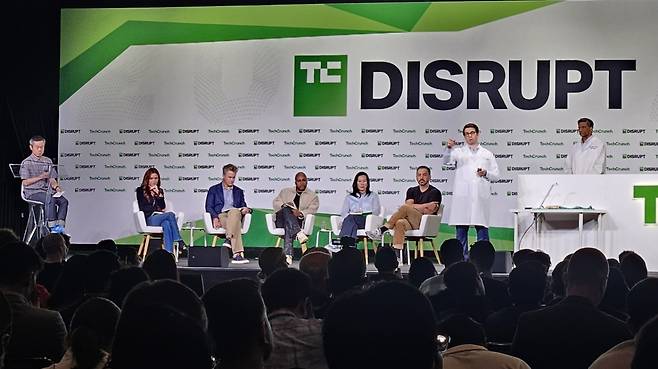 데메트리 맥심 네프로젠 대표가 29일(현지시간) 미국 샌프란시스코 모스콘웨스트에서 열린 '테크크런치 디스럽트 2025'의 부대행사 '스타트업 배틀필드' 결선에서 발표를 진행하고 있다. /사진=최태범 기자