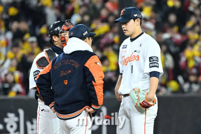 31일 대전 한화생명 볼파크 야구장에서 열린 '2025 신한 SOL 뱅크 KBO 한국시리즈 5차전' LG 트윈스와 한화 이글스 경기. 양상문 코치가 그라운드를 방문해 선발 문동주와 이야기를 나누고 있다./대전 = 한혁승 기자