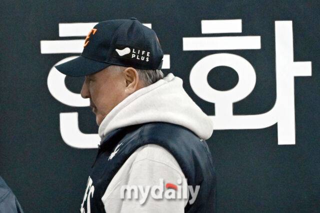 30일 대전 한화생명 볼파크 야구장에서 열린 '2025 신한 SOL 뱅크 KBO 한국시리즈 4차전' LG 트윈스와 한화 이글스 경기. 김경문 감독이 경기가 끝나고 경기장을 나가고 있다./대전 = 한혁승 기자