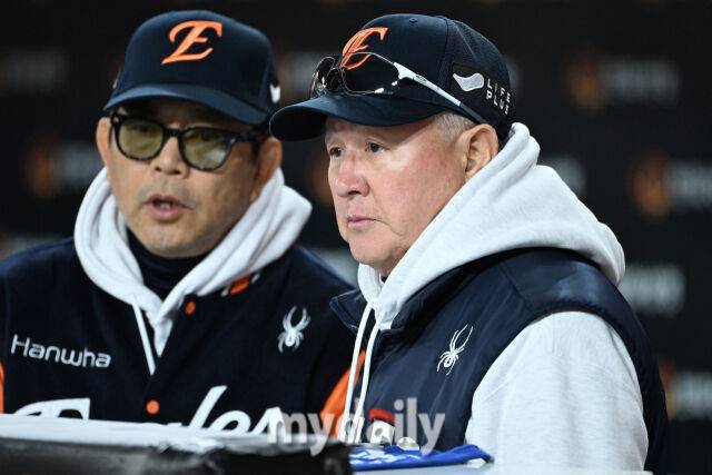 31일 대전 한화생명 볼파크 야구장에서 열린 '2025 신한 SOL 뱅크 KBO 한국시리즈 5차전' LG 트윈스와 한화 이글스 경기. 한화 김경문 감독이 경기를 지켜보고 있다./대전 = 한혁승 기자