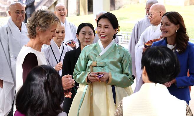 김혜경 여사가 31일 경주 불국사에서 열린 2025 아시아태평양경제협력체(APEC) 정상회의 배우자 친교 행사에 참석해 각국 정상 배우자들과 차담회 시간을 가지고 있다. 연합