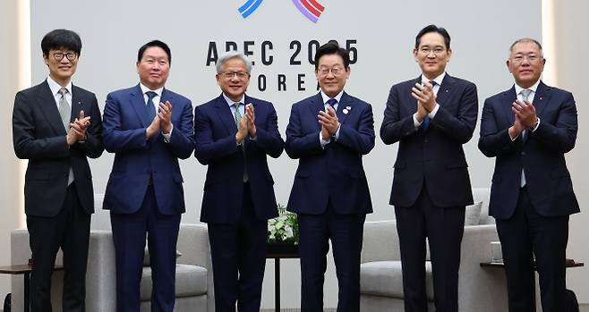 젠슨 황 만난 이재명 대통령 - 이재명 대통령이 31일 APEC 정상회의장인 경주화백컨벤션센터에서 젠슨 황 엔비디아 최고경영자 접견에 앞서 국내 기업 대표들과 함께 기념촬영을 하고 있다. 왼쪽부터 이해진 네이버 이사회 의장, 최태원 SK그룹 회장, 젠슨 황, 이재명 대통령, 이재용 삼성전자 회장, 정의선 현대차그룹 회장. 2025.10.31 연합뉴스