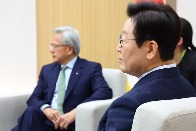 이재명 대통령과 젠슨 황 - 이재명 대통령과 젠슨 황 엔비디아 최고경영자가 31일 APEC 정상회의장인 경주화백컨벤션센터에서 면담에 참석한 국내 기업 대표들의 발언을 듣고 있다. 2025.10.31 연합뉴스