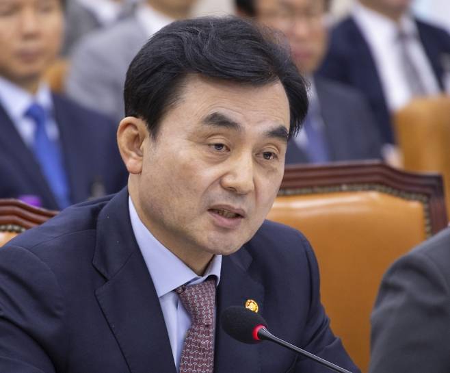 안규백 국방부 장관이 30일 국회에서 열린 국방위원회 2025년도 종합 국정감사에 출석해 한미 핵잠수함 추진 합의에 대한 의원 질의에 답하고 있다. 2025.10.30 연합뉴스