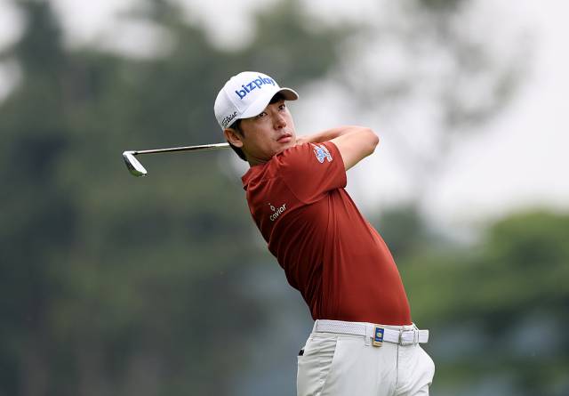 아이언 샷을 날리고 있는 김태훈. 사진 제공=KPGA