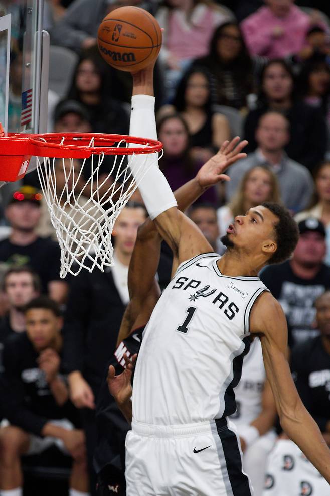 샌안토니오 빅터 웸반야마가 31일 마이애미전에서 상대 블록을 뚫고 덩크슛을 터뜨리고 있다. AP연합뉴스