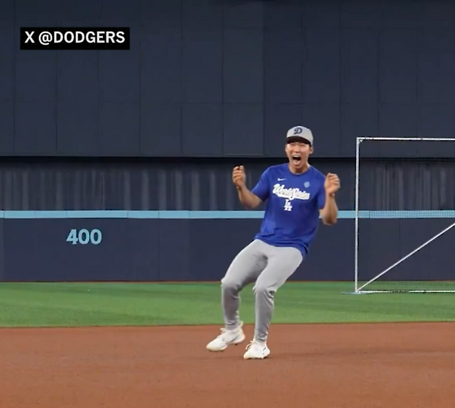 ▲ LA 다저스 김혜성. 31일 월드시리즈 6차전을 앞두고 훈련하다 데이브 로버츠 감독과 달리기 대결을 펼쳤다. 로버츠 감독이 질주하다 넘어지자 김혜성이 폭소하고 있다. ⓒMLB.com 공식 홈페이지