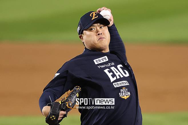 ▲ 5차전 불펜 등판을 자원하며 투지를 보여주고 있는 류현진 ⓒ곽혜미 기자