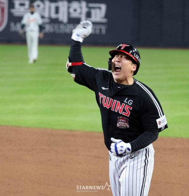 9회초 역전타를 날린 김현수가 포효하고 있다. /사진=강영조 선임기자