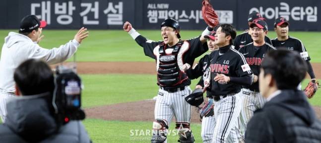 김현수(왼쪽)가 승리 후 포수 박동원을 반기고 있다. /사진=강영조 선임기자
