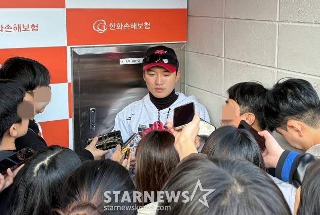 LG 박해민(가운데)이 31일 대전 한화생명볼파크에서 열린 2025 KBO 포스트시즌 한국시리즈 5차전을 앞두고 취재진과 인터뷰를 하고 있다. /사진=김동윤 기자