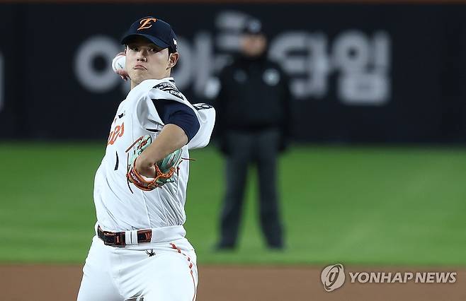 5차전 선발로 나선 문동주 (대전=연합뉴스) 윤동진 기자 = 31일 대전 한화생명 볼파크에서 열린 2025 프로야구 KBO리그 포스트시즌 한국시리즈 5차전 LG 트윈스와 한화 이글스의 경기.
1회초 한화 선발투수 문동주가 역투하고 있다. 2025.10.31 mon@yna.co.kr