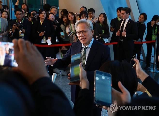 취재진 질문에 답하는 젠슨 황 (경주=연합뉴스) 한종찬 기자 = 젠슨 황 엔비디아 최고경영자가 31일 경북 경주 예술의전당 원화홀에서 열린 2025년 아시아태평양경제협의체(APEC) 경주 엔비디아 기자간담회에서 입장 전 취재진 질문에 답하고 있다. 2025.10.31 saba@yna.co.kr
