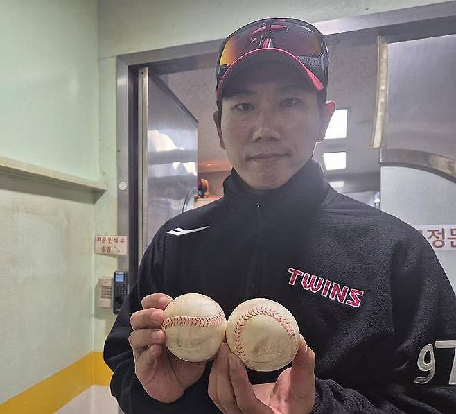 특수 고무공 소개하는 모창민 LG 트윈스 코치 (서울=연합뉴스) 김경윤 기자 = 모창민 LG 트윈스 코치가 27일 서울 잠실구장에서 열리는 2025 프로야구 한국시리즈 2차전 한화 이글스와 홈 경기를 앞두고 이번 시리즈를 앞두고 사용한 특수 고무공을 소개하고 있다. 2025.10.27 cycle@yna.co.kr