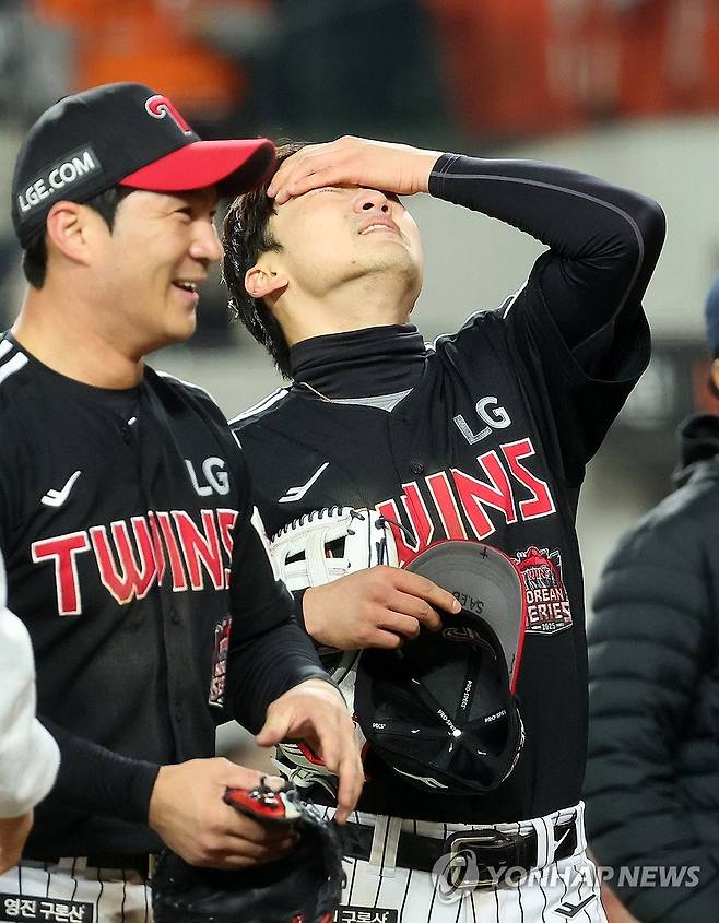 눈물 흘리는 박해민 (대전=연합뉴스) 김준범 기자 = 30일 대전 한화생명 볼파크에서 열린 2025 프로야구 KBO리그 포스트시즌 한국시리즈 4차전 LG 트윈스와 한화 이글스의 경기에서 승리한 LG 박해민이 눈물을 흘리고 있다. 2025.10.30 psykims@yna.co.kr