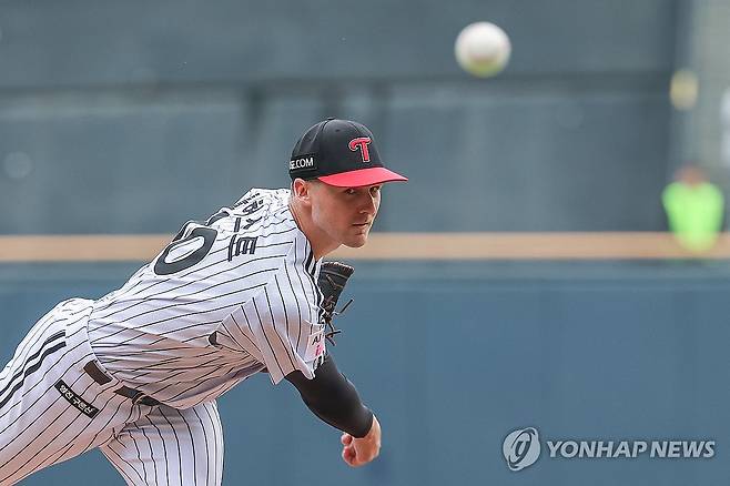 1차전 승리 견인한 LG 톨허스트 (서울=연합뉴스) 서대연 기자 = 26일 서울 잠실야구장에서 열린 2025 프로야구 KBO리그 포스트시즌 한국시리즈 1차전 한화 이글스와 LG 트윈스의 경기.
LG 선발투수 톨허스트가 역투하고 있다. 톨허스트는 6이닝 동안 삼진 7개를 뽑으며 7피안타, 2실점으로 퀄리티스타트(선발 6이닝 이상 3자책점 이하 투구)를 펼치며 승리투수가 됐다. 2025.10.26 dwise@yna.co.kr
