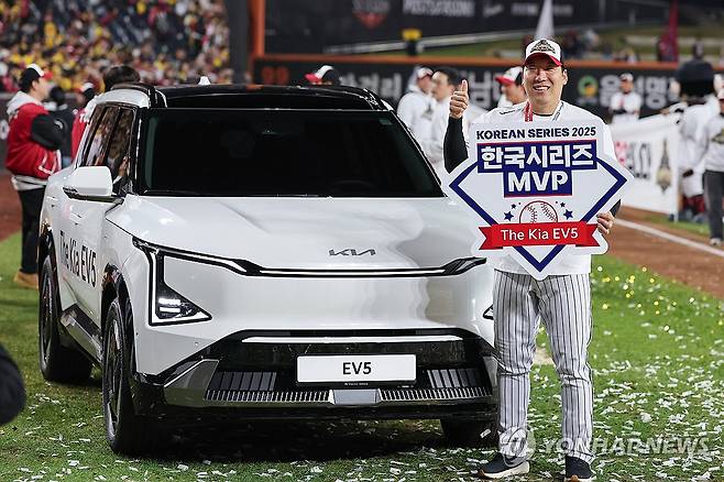 한국시리즈 MVP 차지한 김현수 (대전=연합뉴스) 서대연 기자 = 31일 대전한화생명볼파크에서 열린 2025 프로야구 KBO리그 포스트시즌 한국시리즈 시상식에서 통합 우승을 차지한 LG 트윈스 김현수가 한국시리즈 MVP를 수상한 뒤 기념촬영을 하고 있다. 김현수는 5경기 17타수 9안타, 타율 0.529에 홈런 1개, 8타점으로 맹활약하며 팀 우승을 이끌었다. 2025.10.31 dwise@yna.co.kr